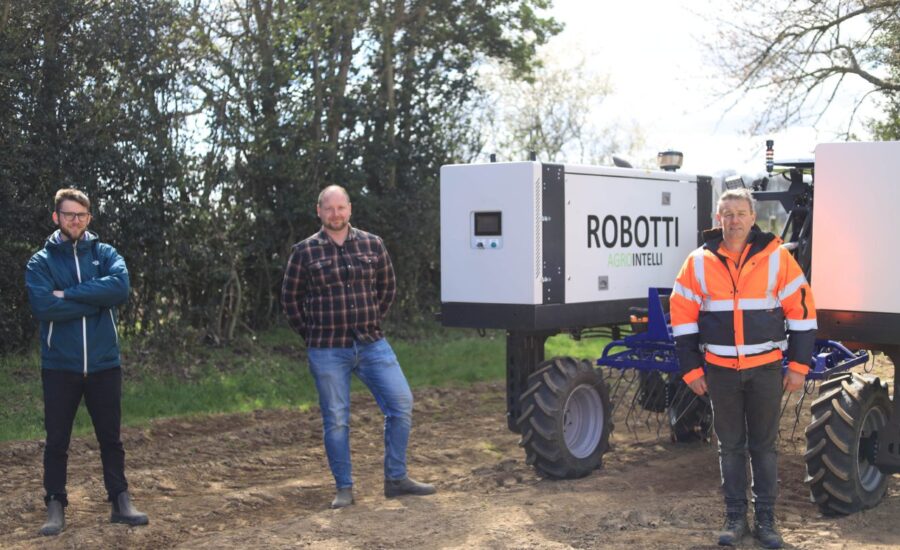 AGROINTELLI delivers UK’s first robotic implement-carrier to farmer