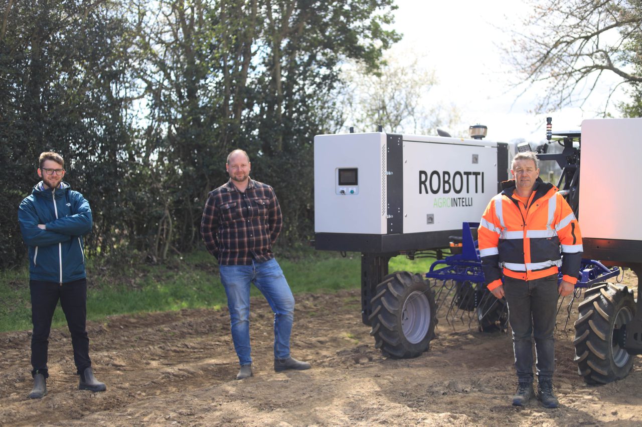 AGROINTELLI delivers UK’s first robotic implement-carrier to farmer