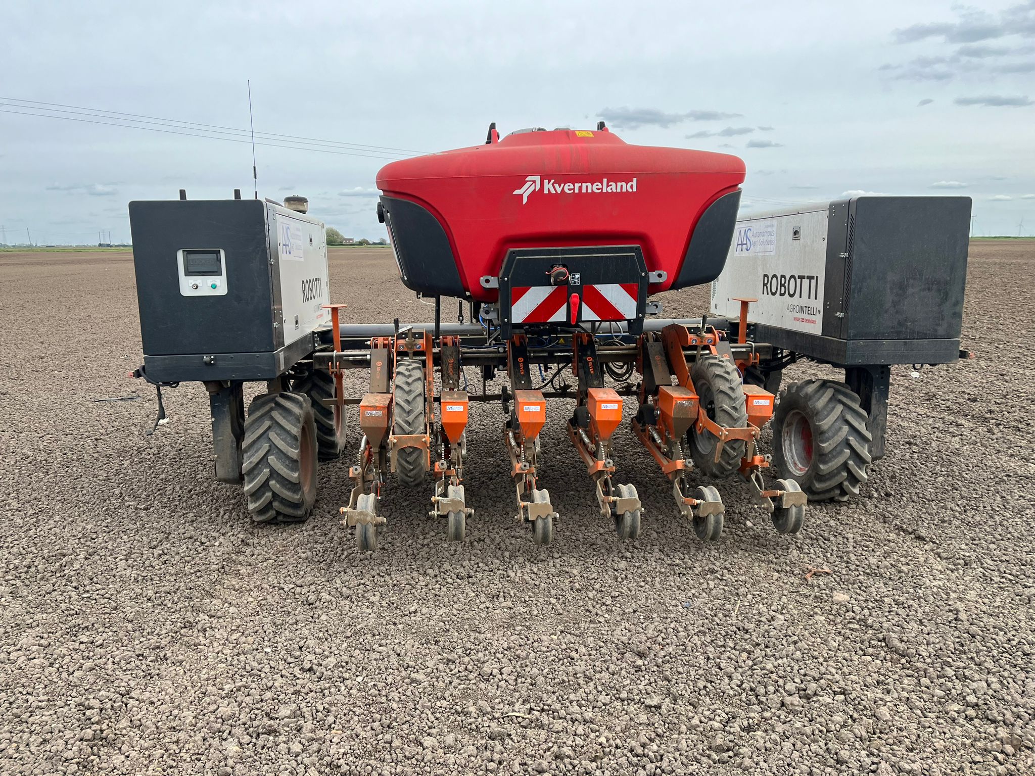 ROBOTTI LR fertilizer built on seeder in UK_season 2024