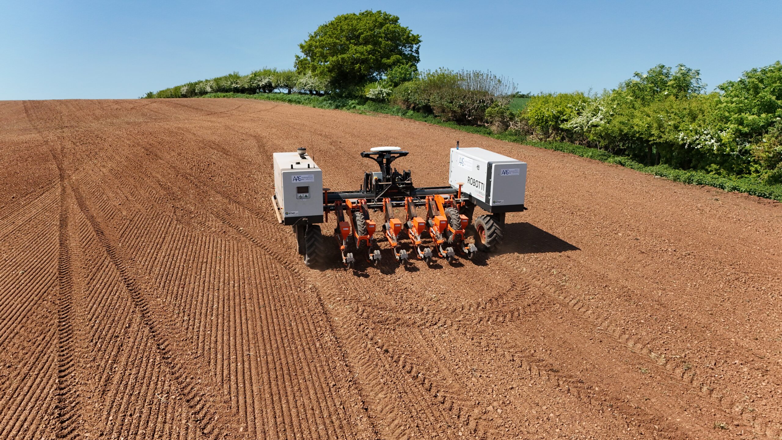 ROBOTTI-LR-seeding-sugar-beets-on-the-hill-in-UK_season-2025