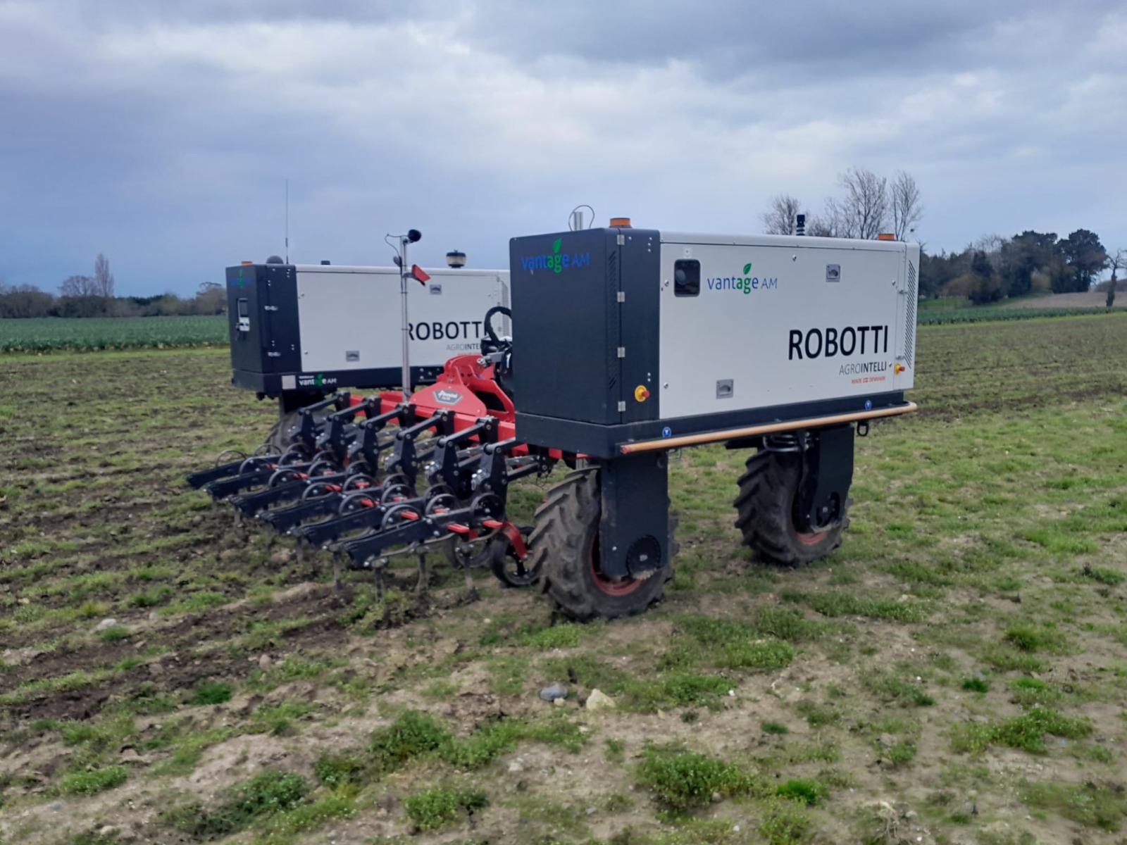 ROBOTTI LR_weeding DEMO at FIRA exhibition in France_season 2025